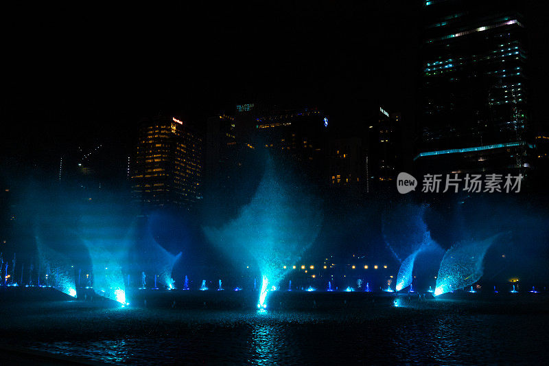 吉隆坡/马来西亚——2020年12月3日:夜景五彩喷泉。喷泉歌唱表演